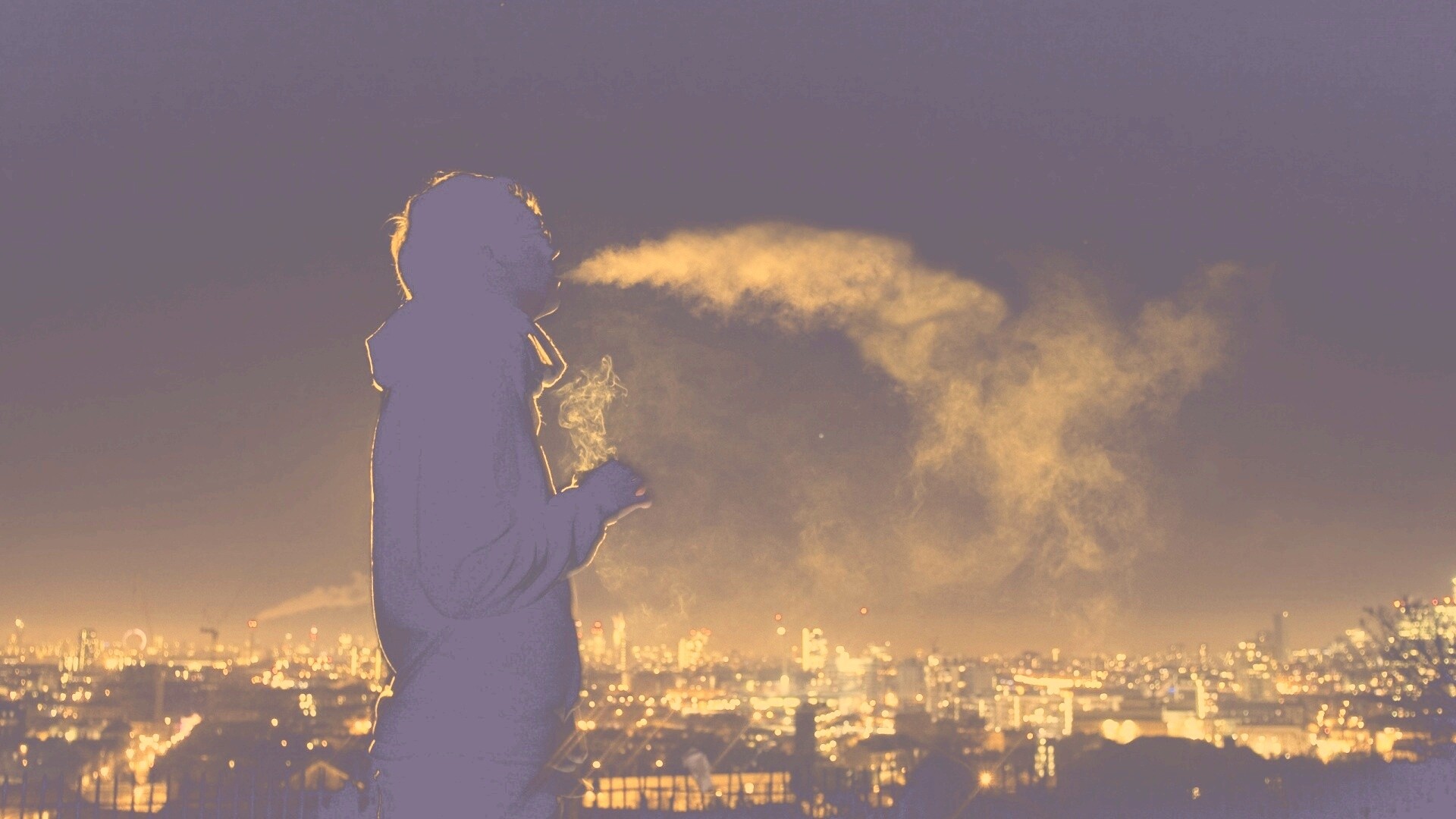 Курящий на крыше парень обои