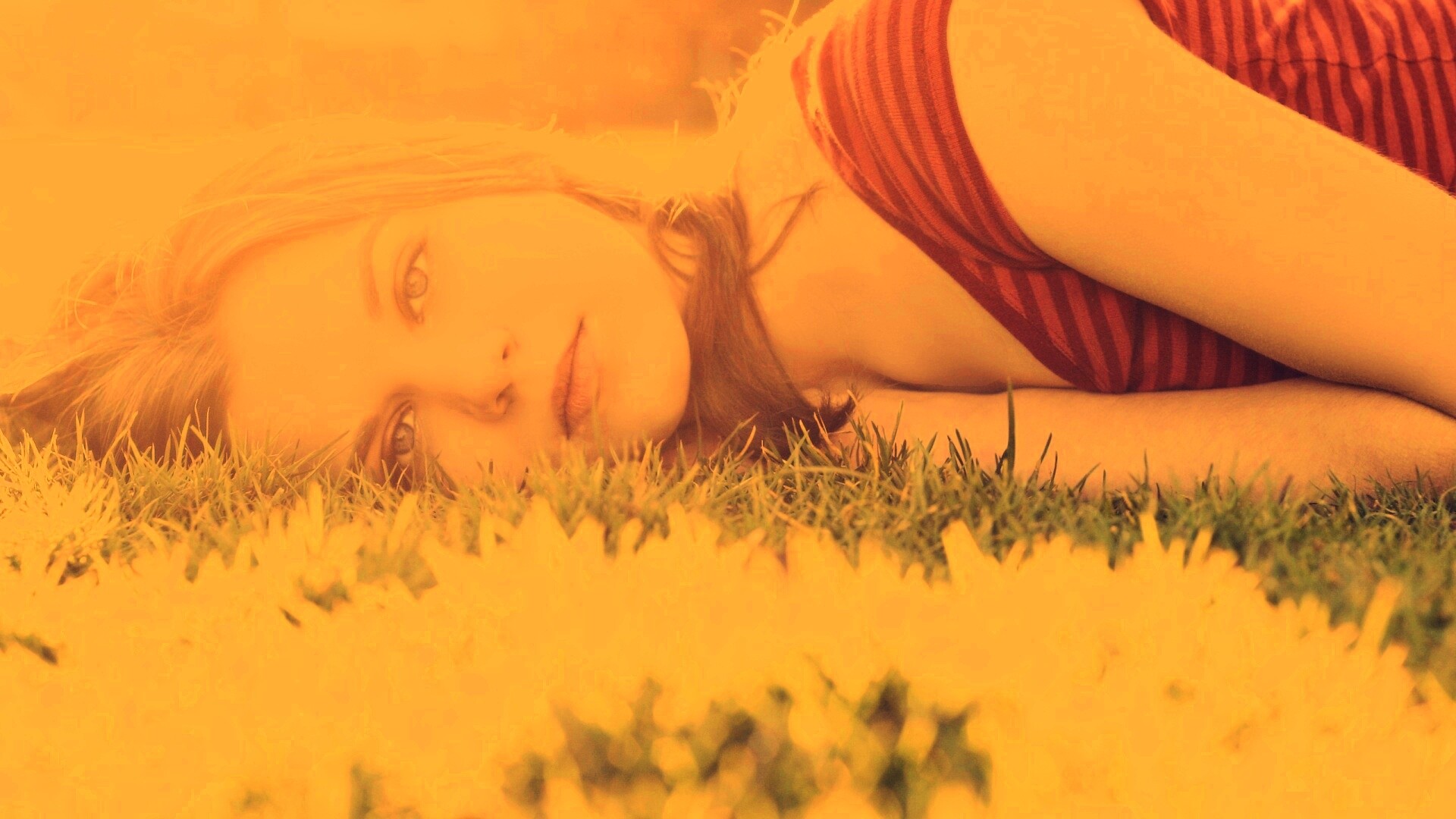 Девушка на траве обои