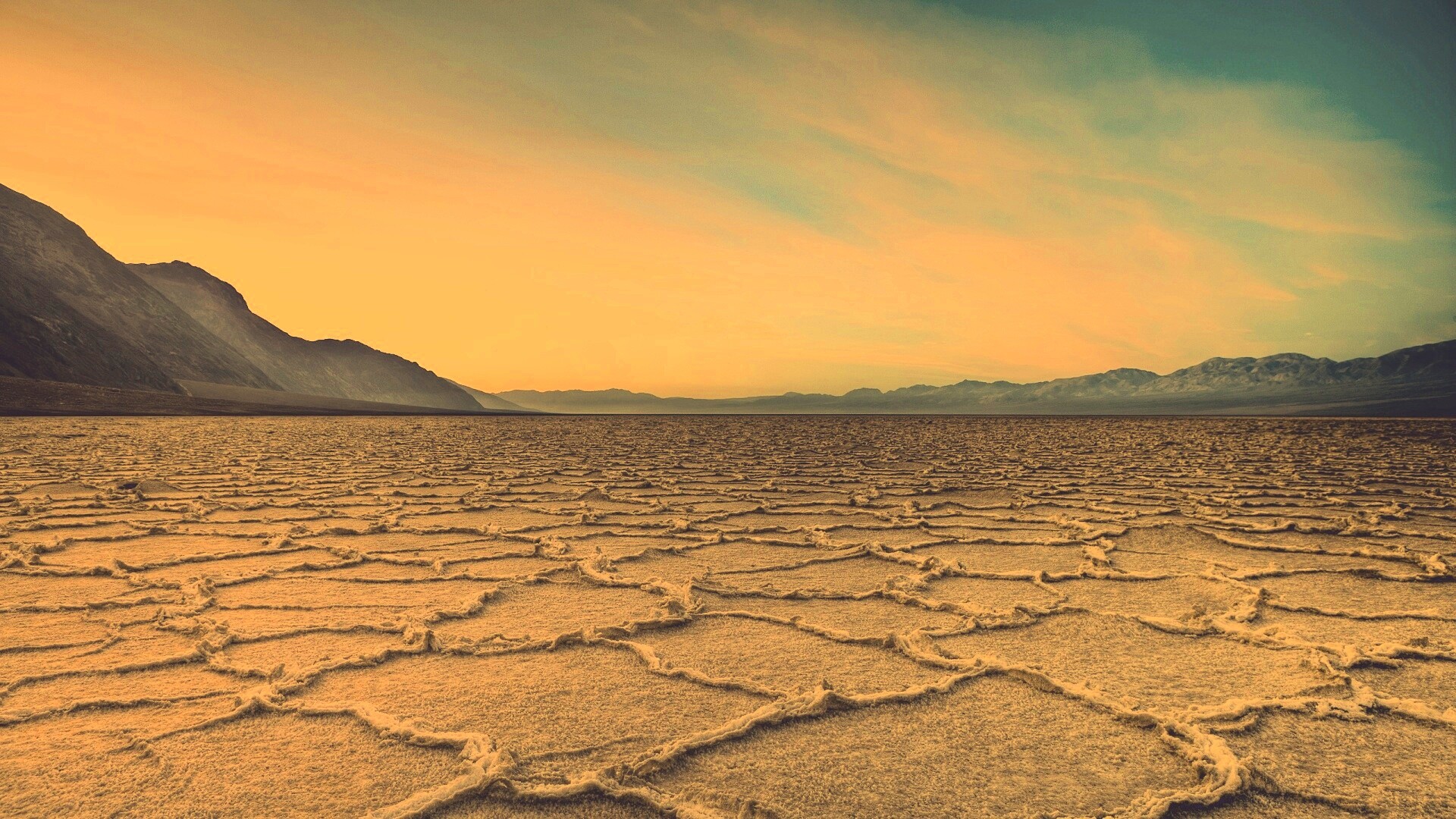 Высохшее пустынное озеро обои