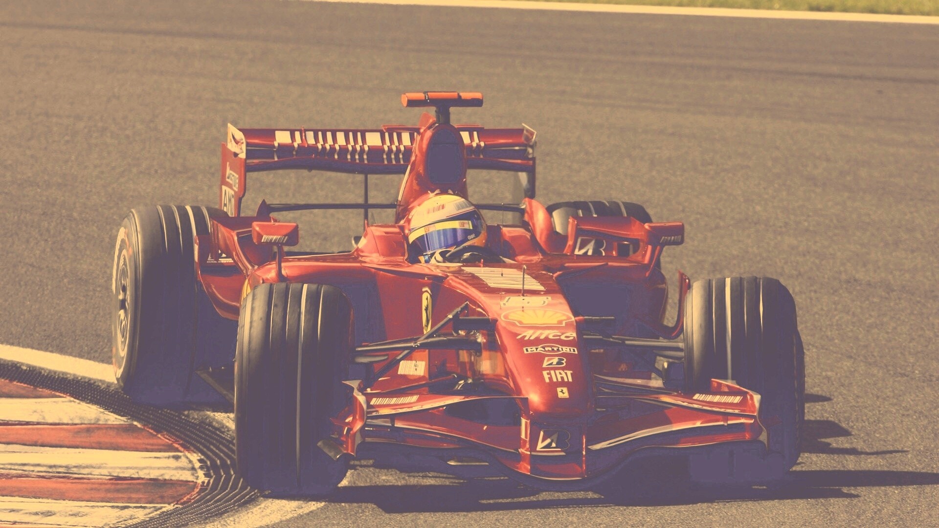Болид Формула 1 на повороте обои