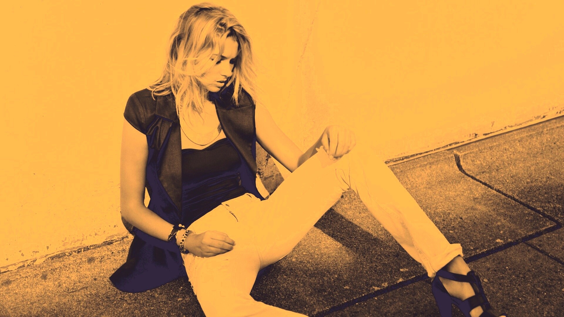 Девушка у стены обои