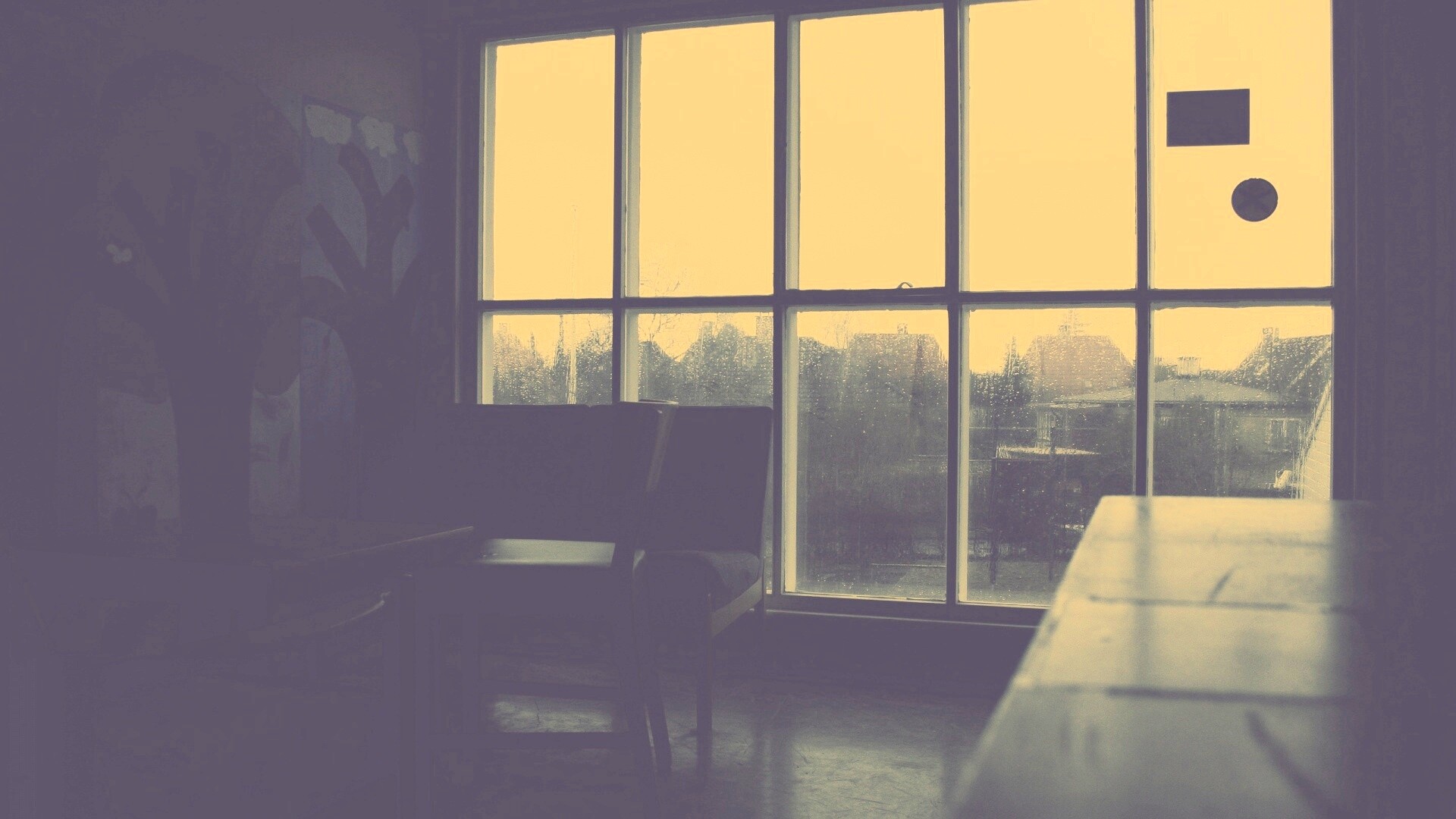 Тёмная комната и дождь за окном обои