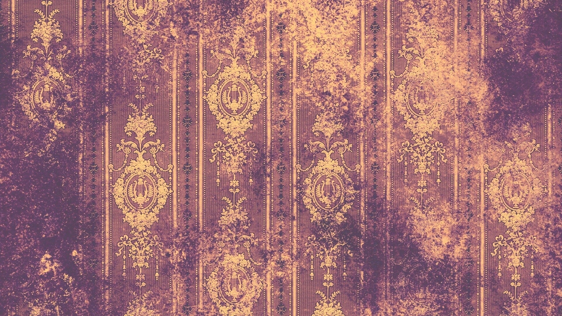 Старинные фиолетовые обои с узорами обои