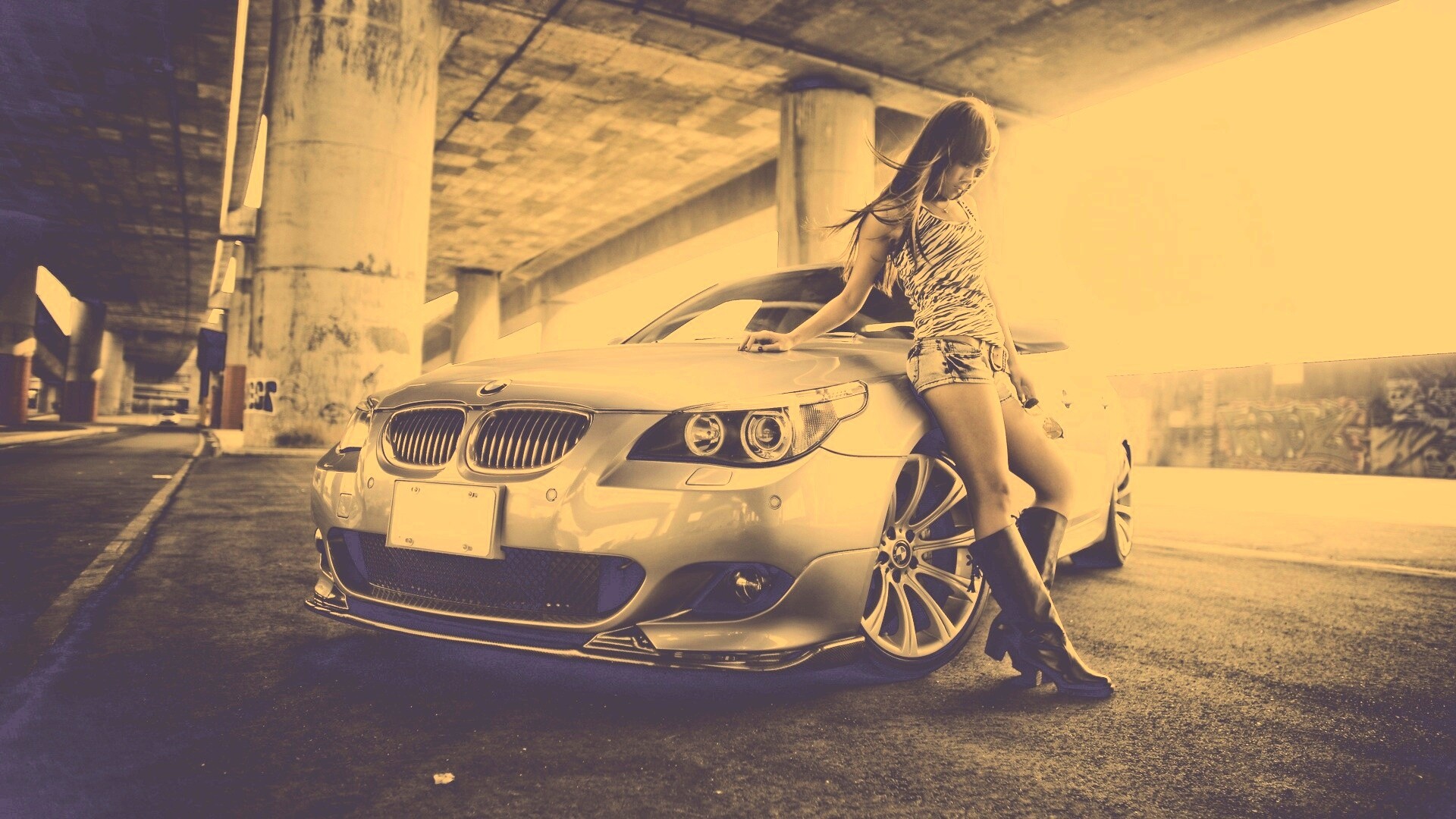 Девушка у BMW обои