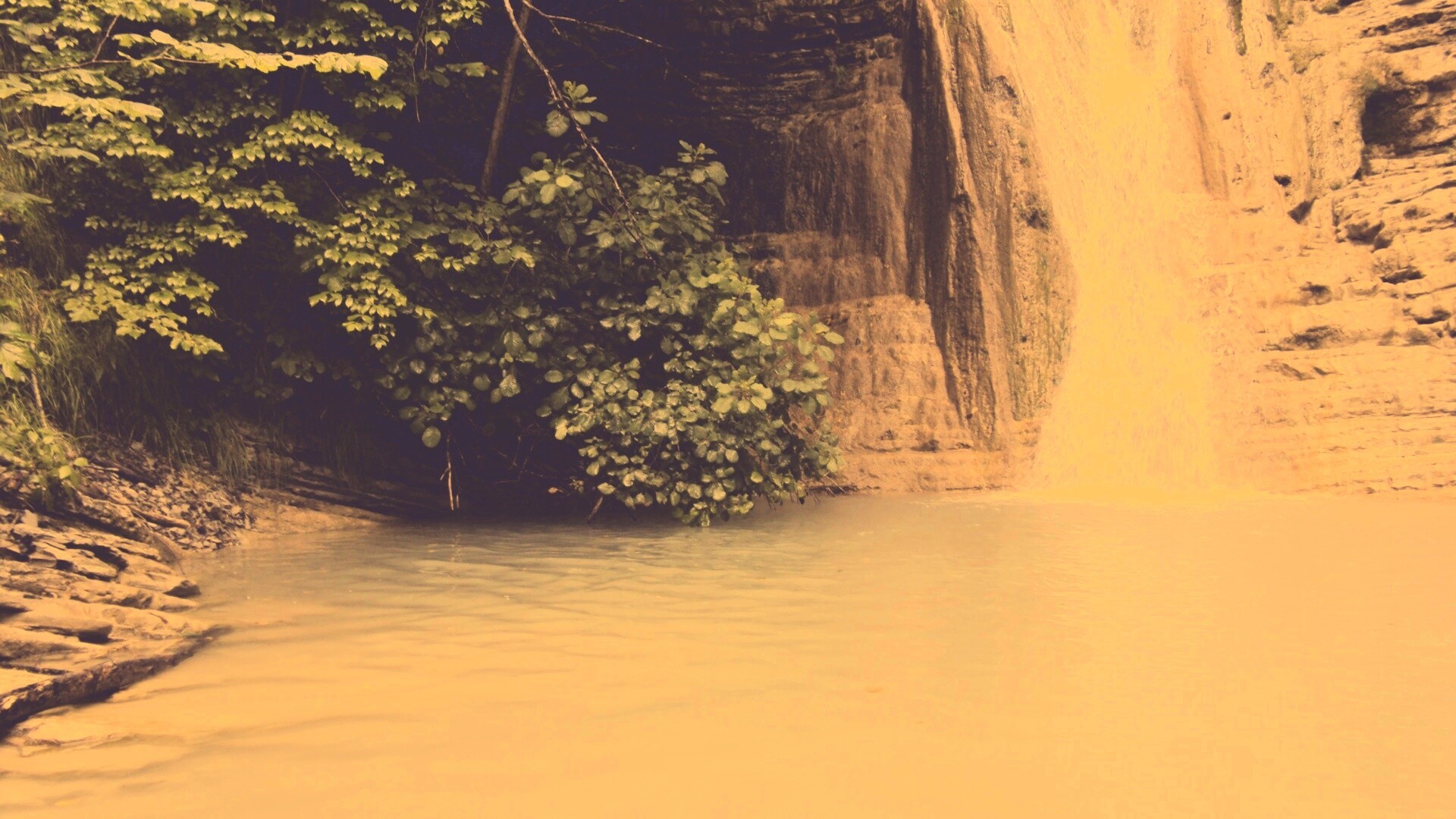 У водопада обои