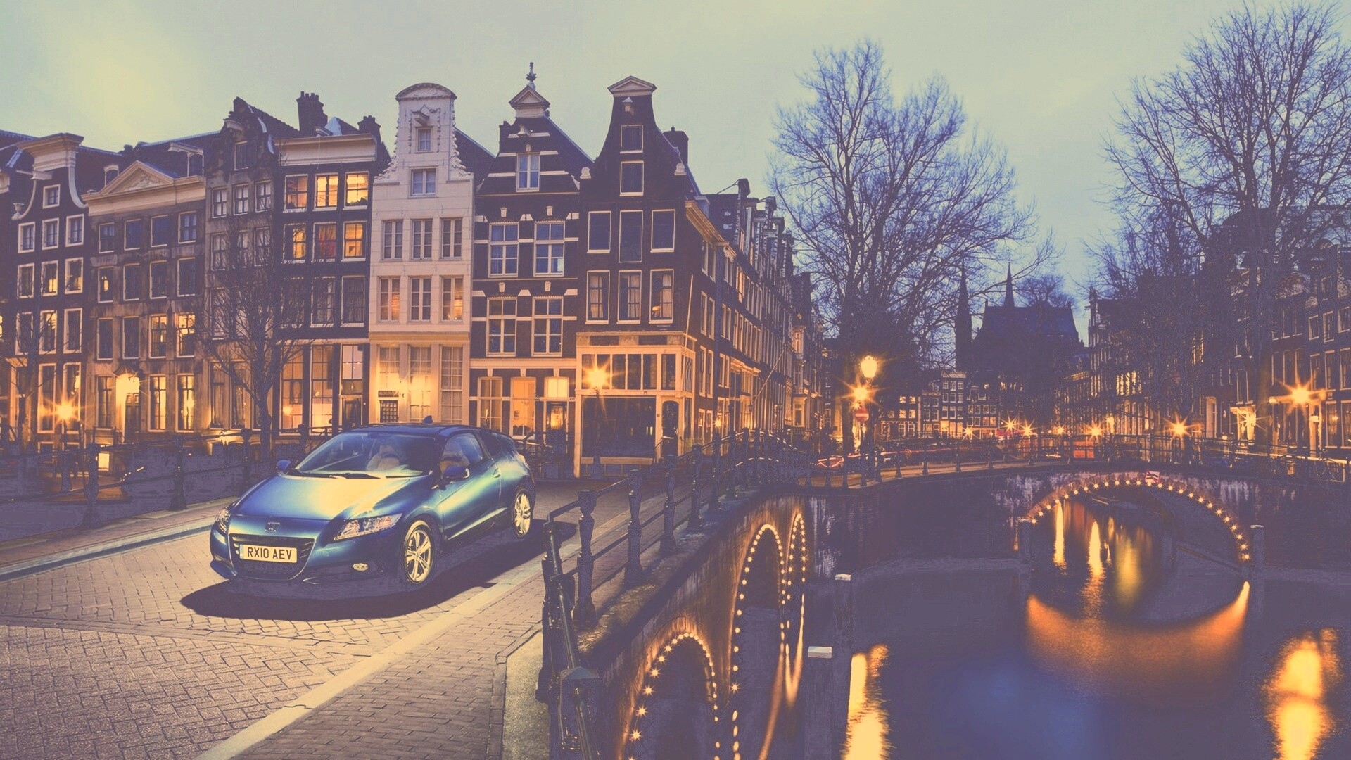 Автомобиль на мосту в свете фонаря обои