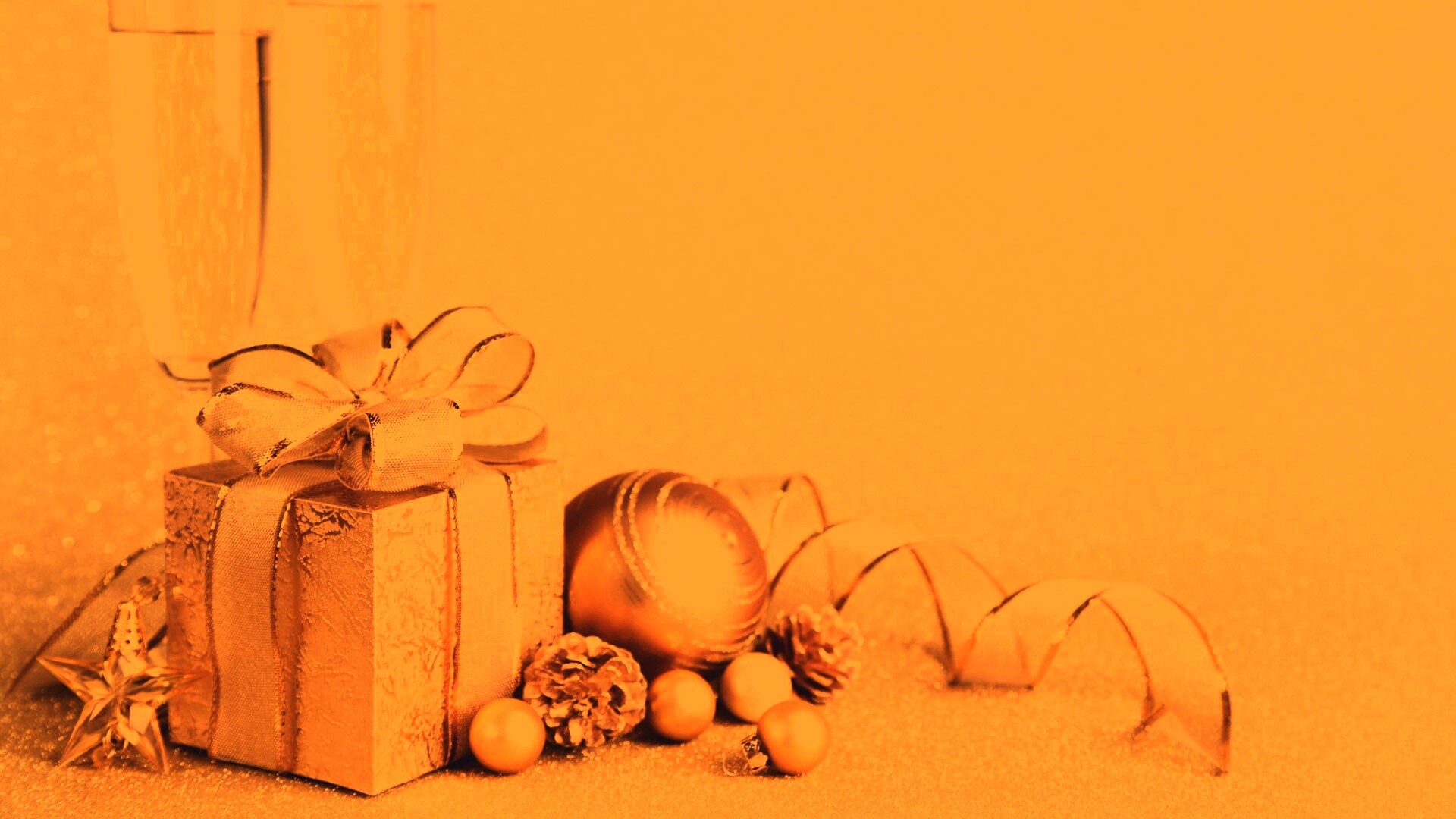 Подарок и бокалы шампанского обои