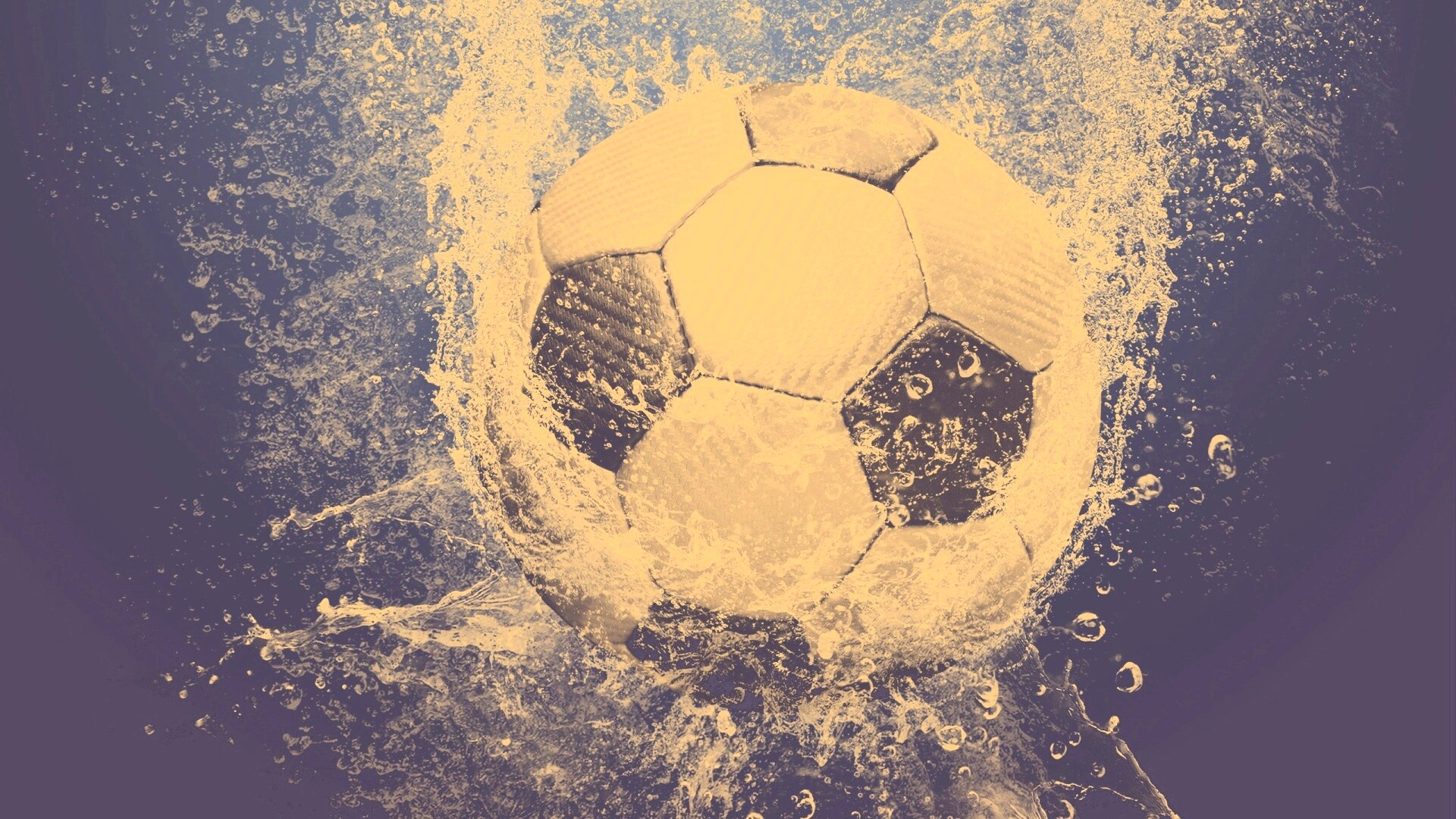 Футбольный мяч в воде обои