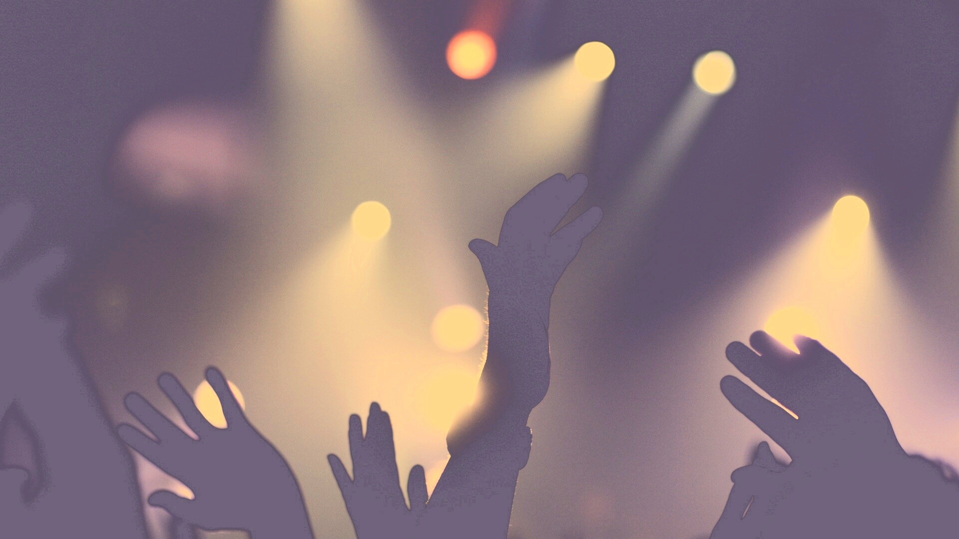 Руки людей на концерте обои