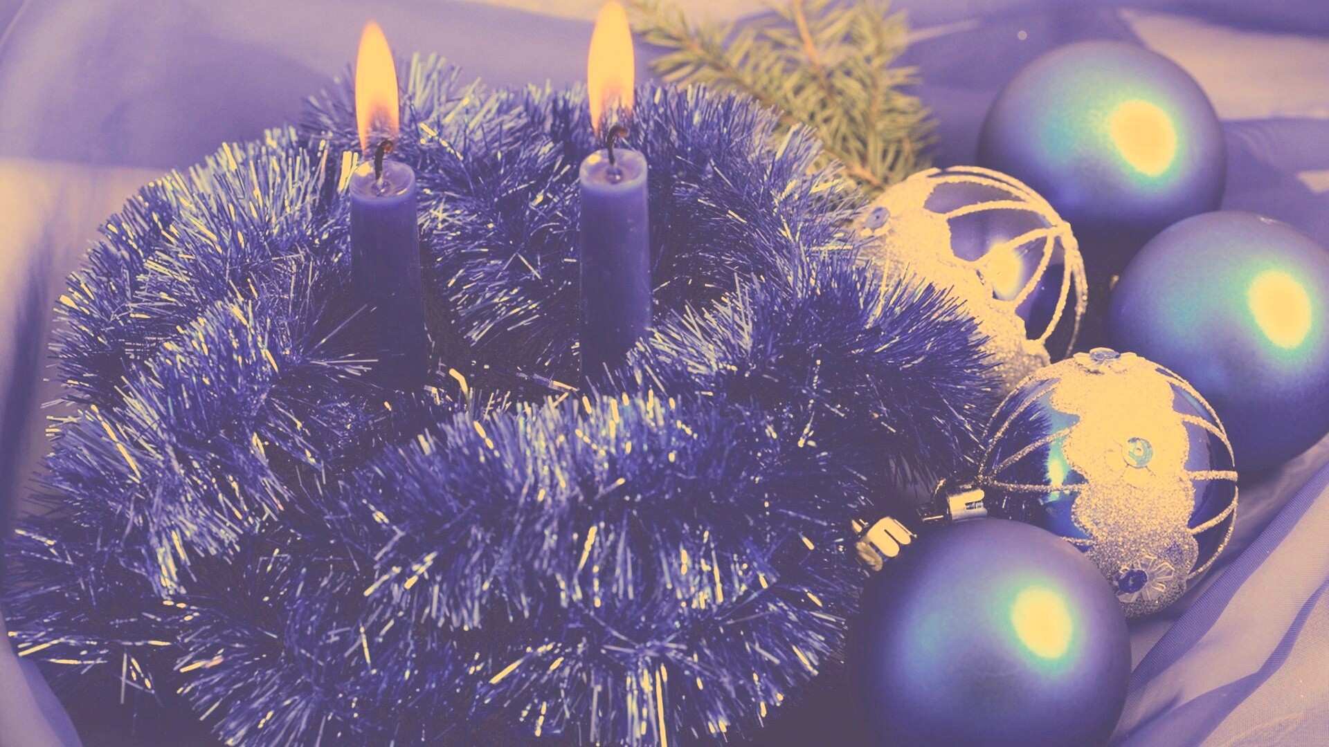 Свечки и новогодняя мишура обои