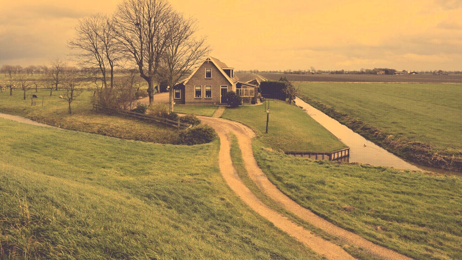 Дом в поле обои