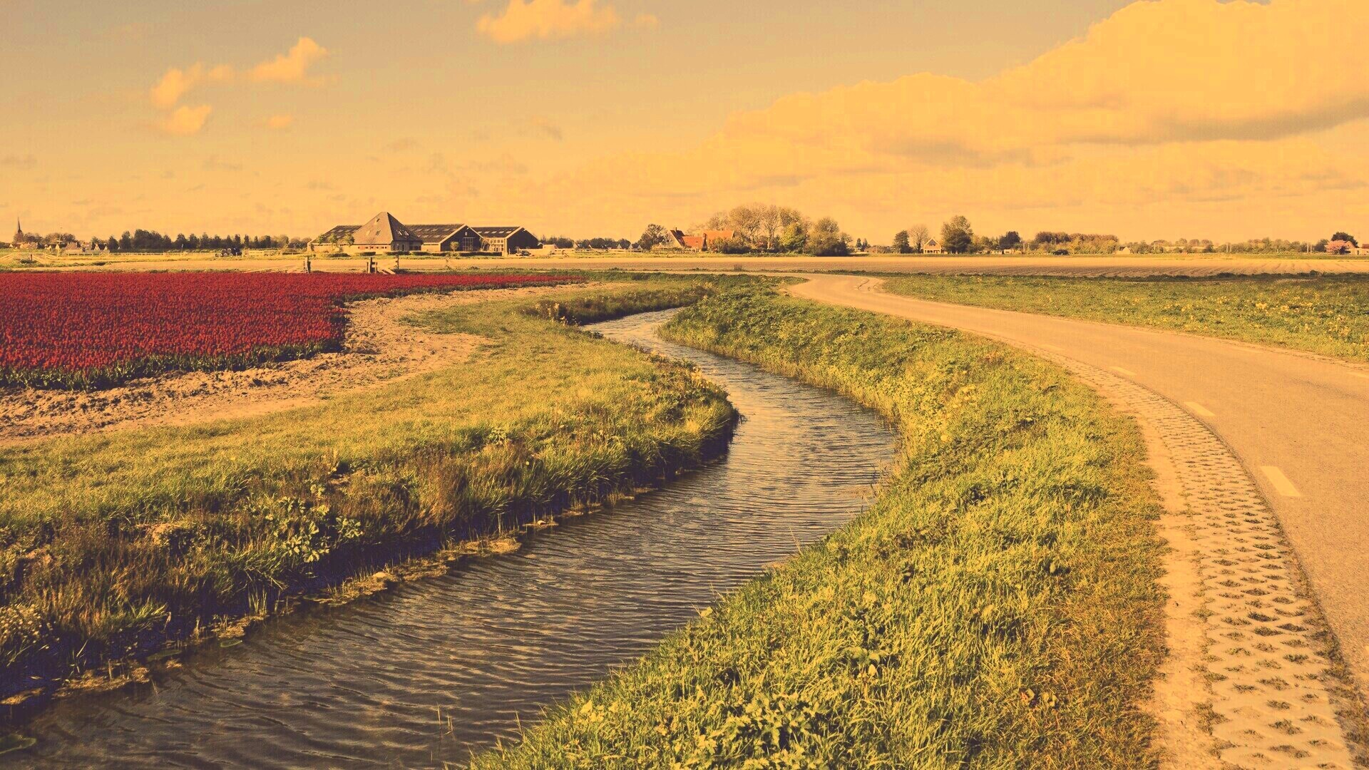 Канал вдоль дороги обои