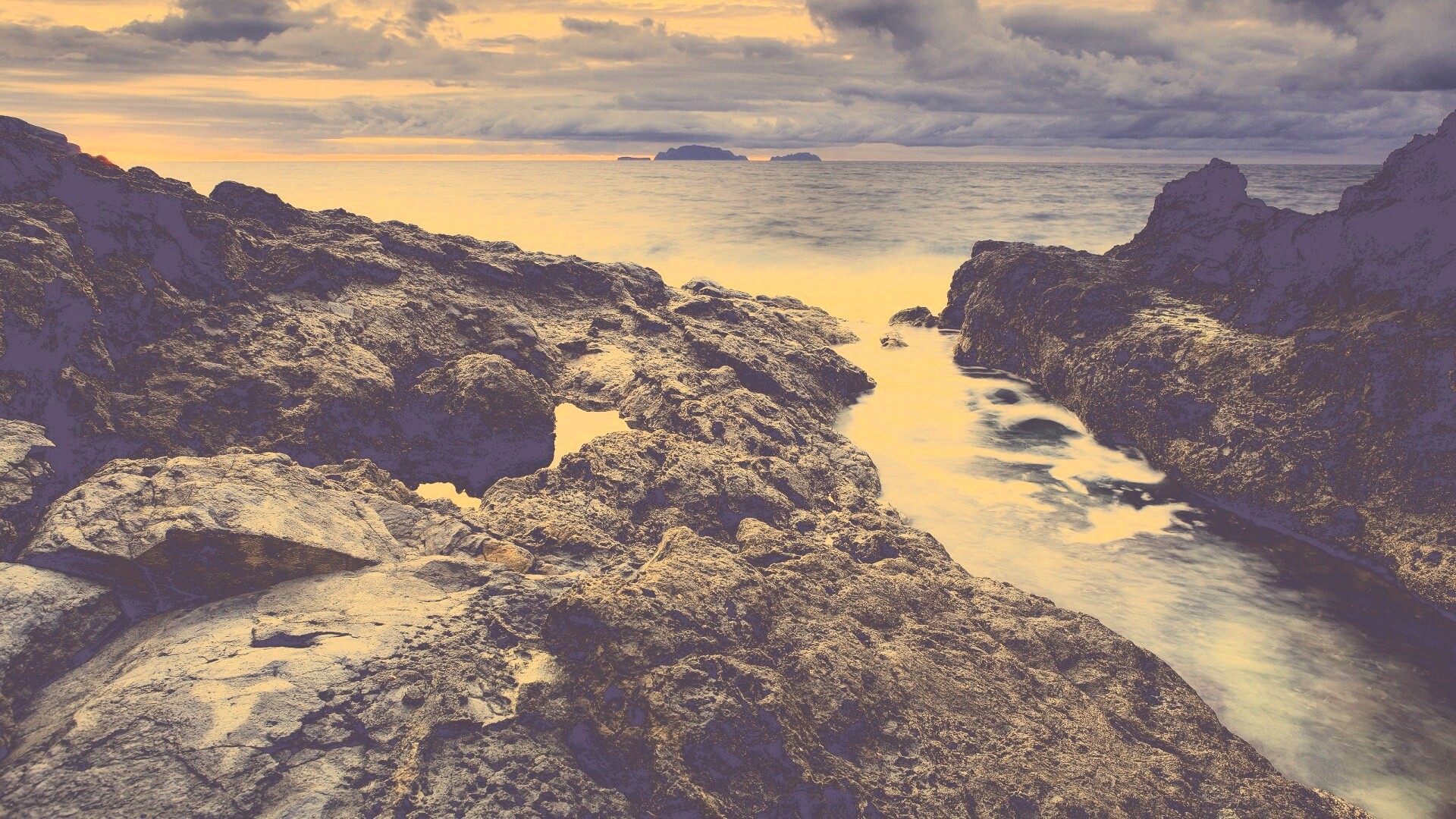 Река впадающая в море обои