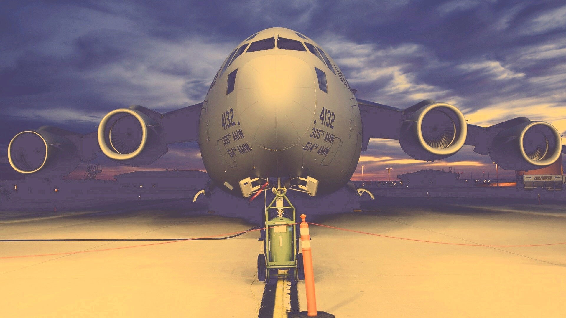 Самолет на взлетной полосе обои