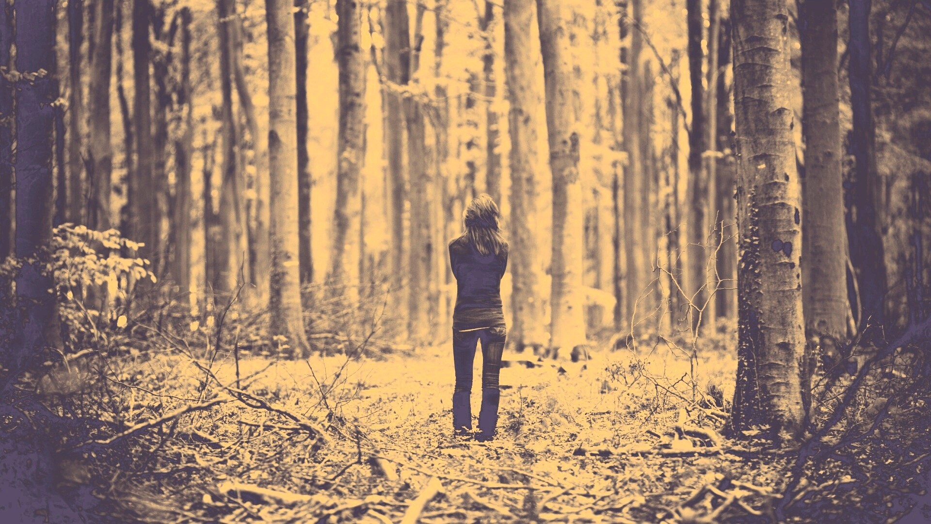 Одна в лесу обои