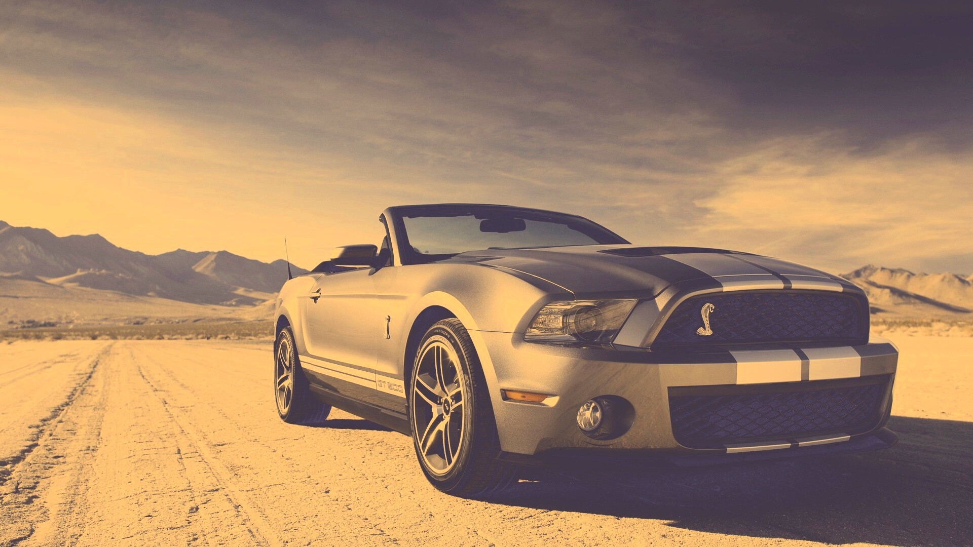 Ford Mustang на фоне гор обои