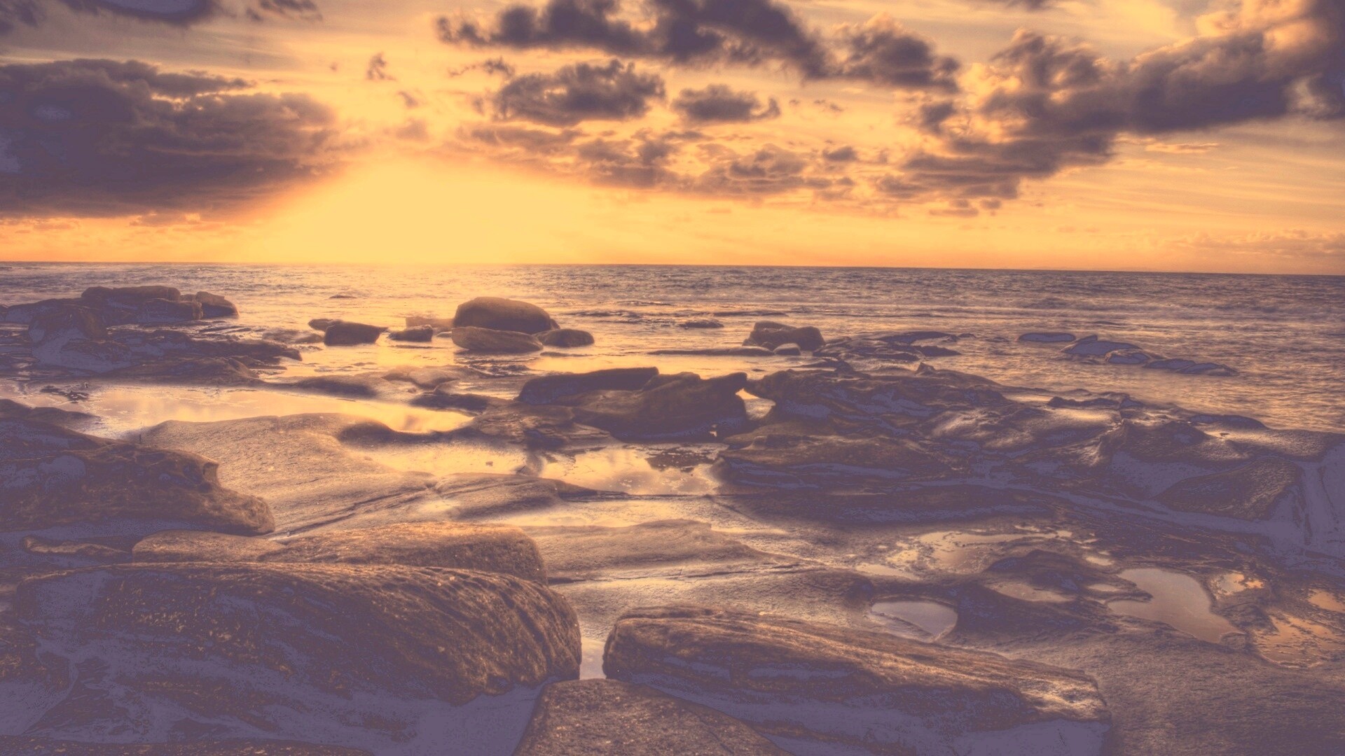 Каменистый берег на закате обои