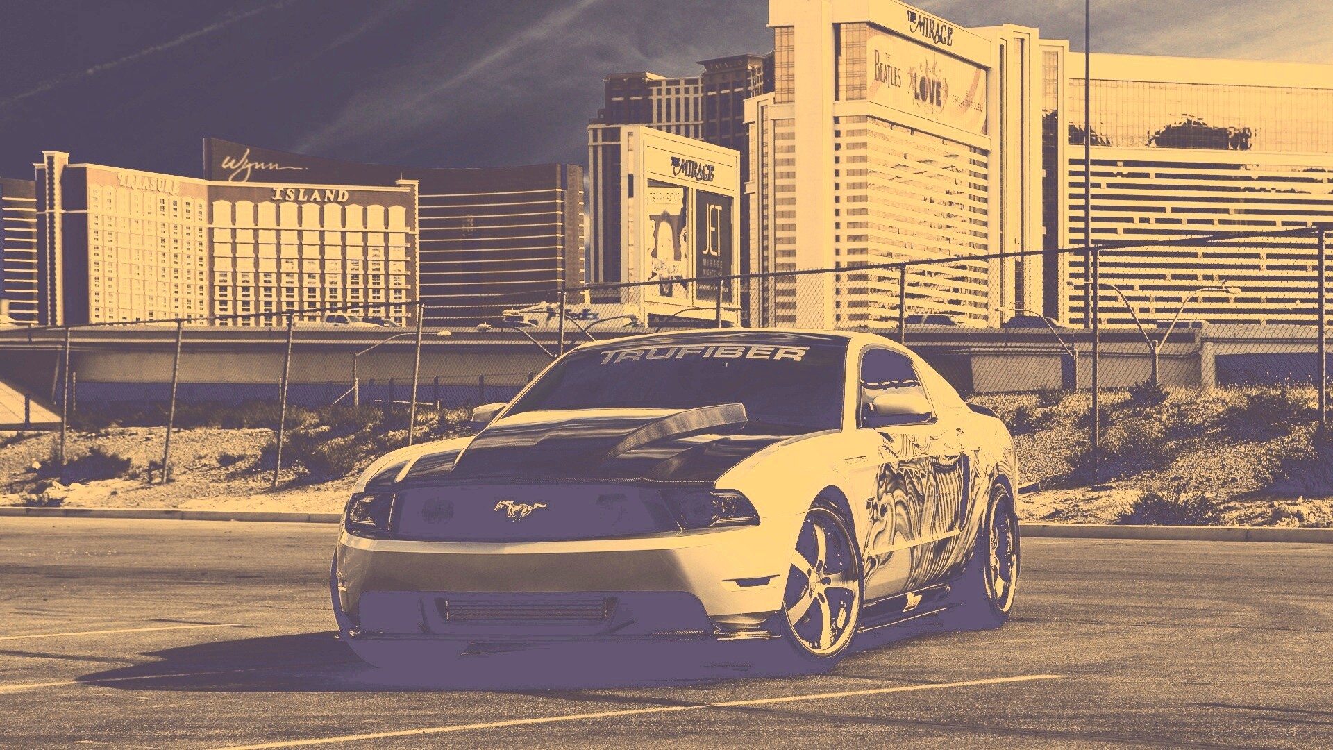 Мустанг на парковке обои