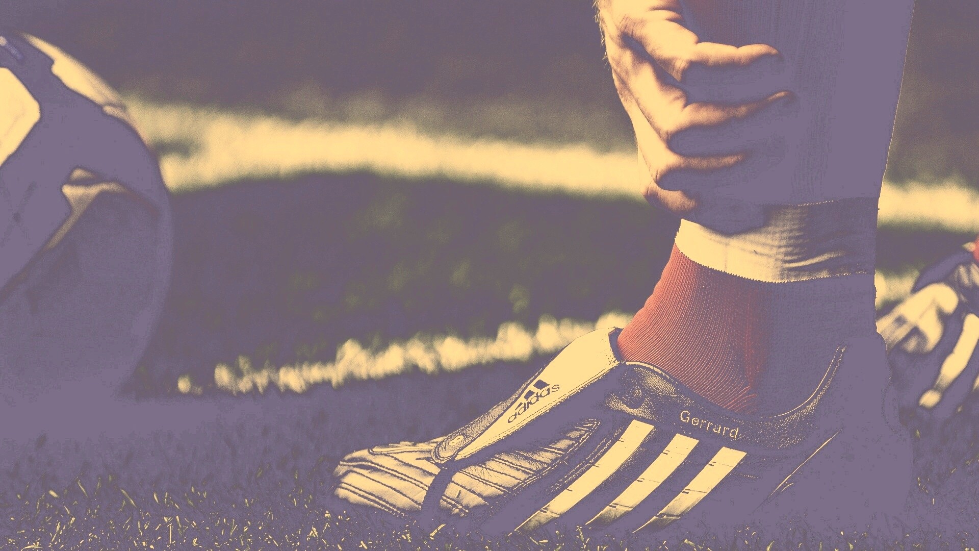 Левая нога футболиста в бутсе обои