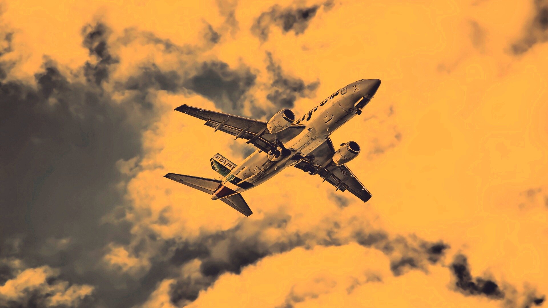 Самолет гражданской авиации в небе обои