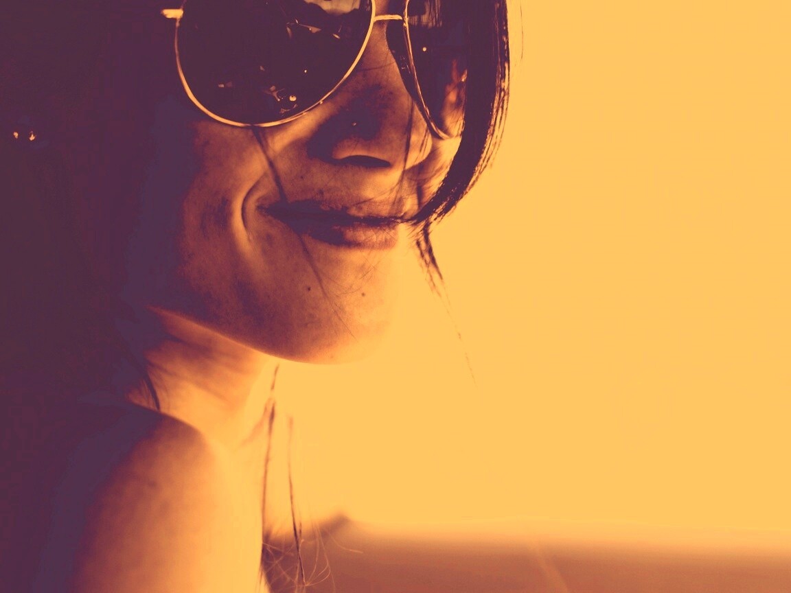 Девушка в очках обои