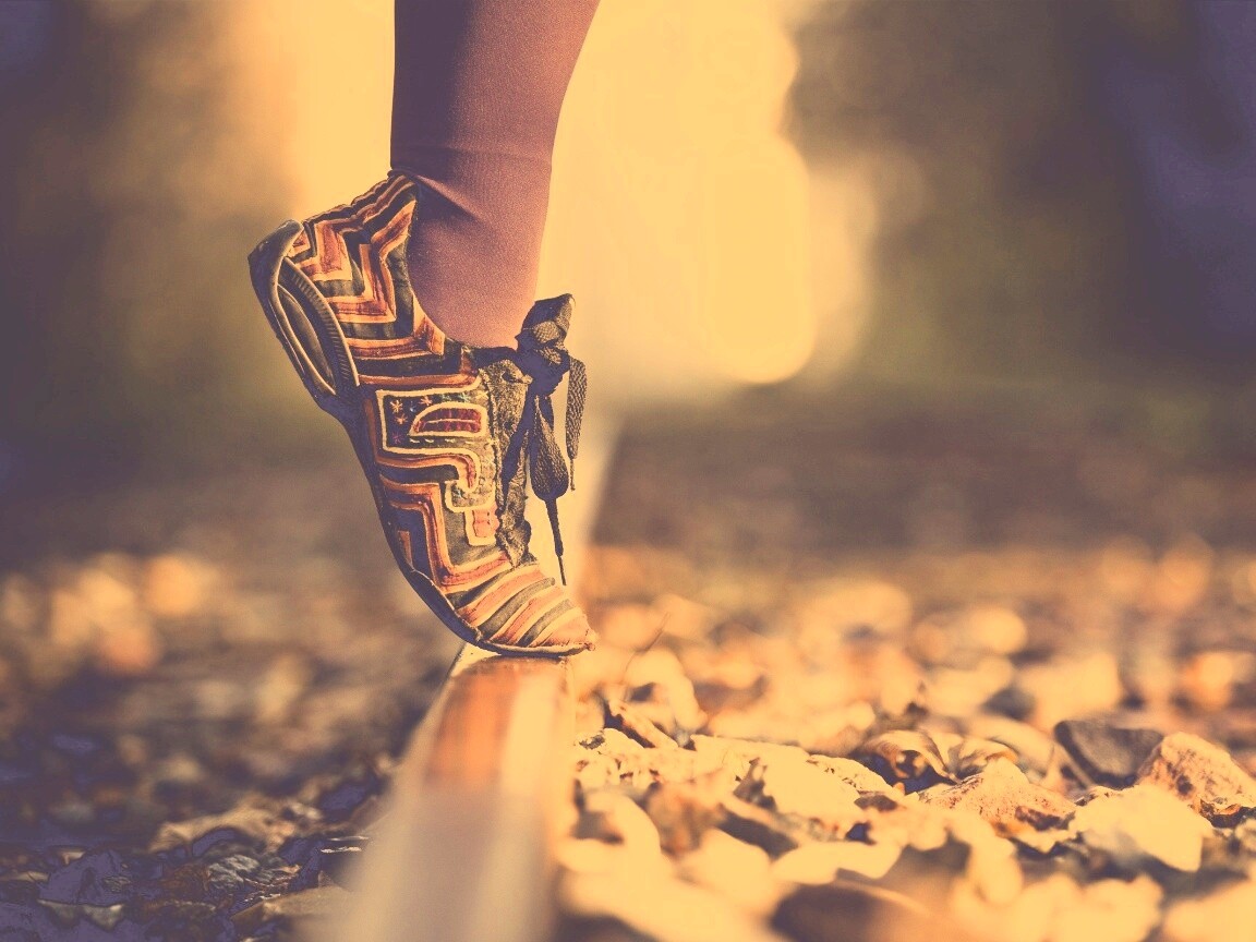 Разноцветные кроссовки обои