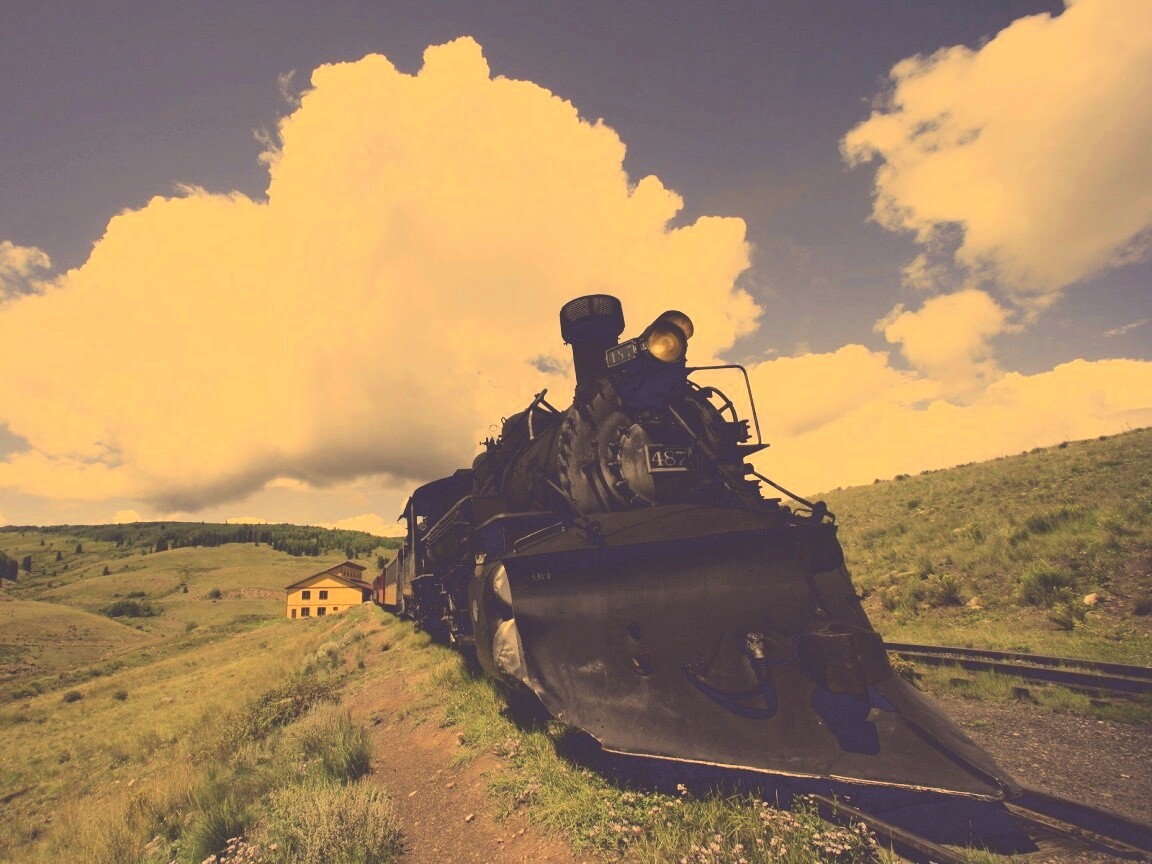 Паровоз на деревенской станции обои