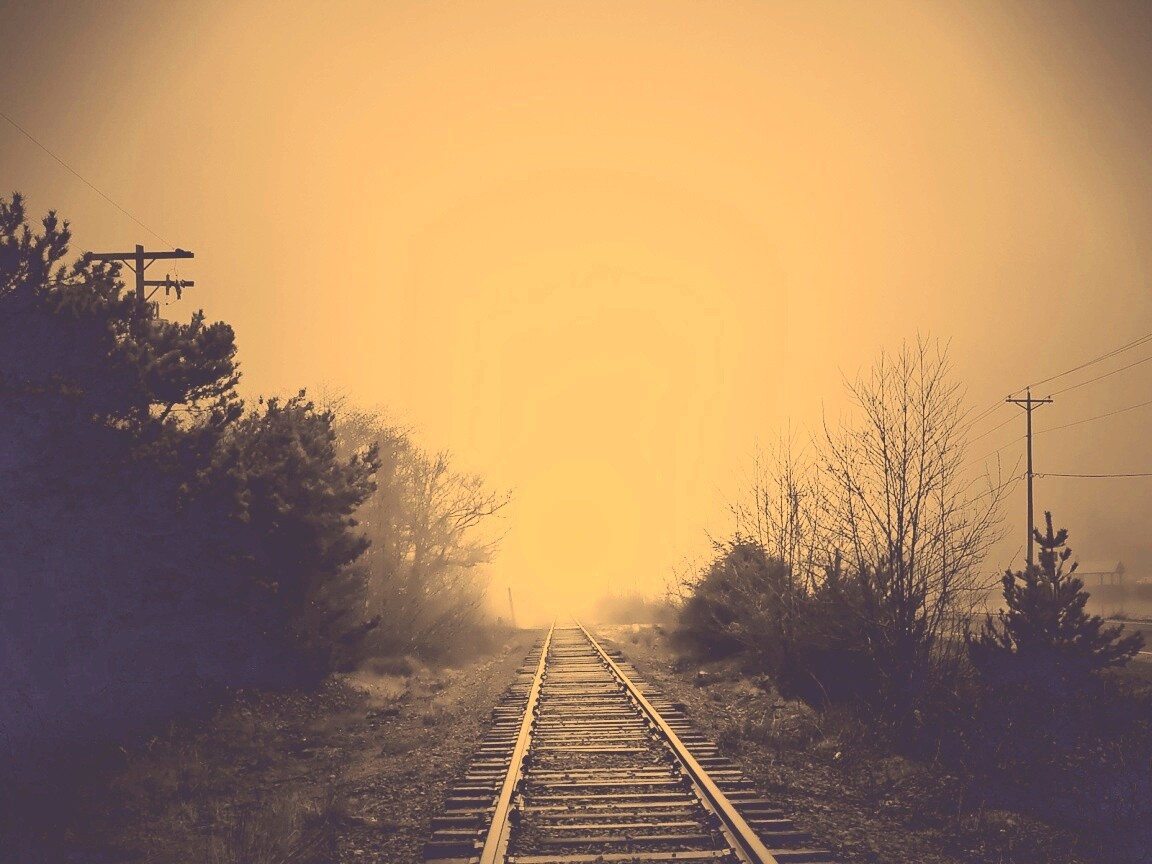 Железная дорога уходит в туман обои