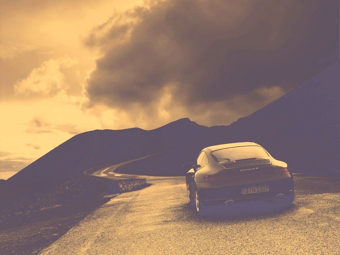 Черный Порше на горной дороге обои