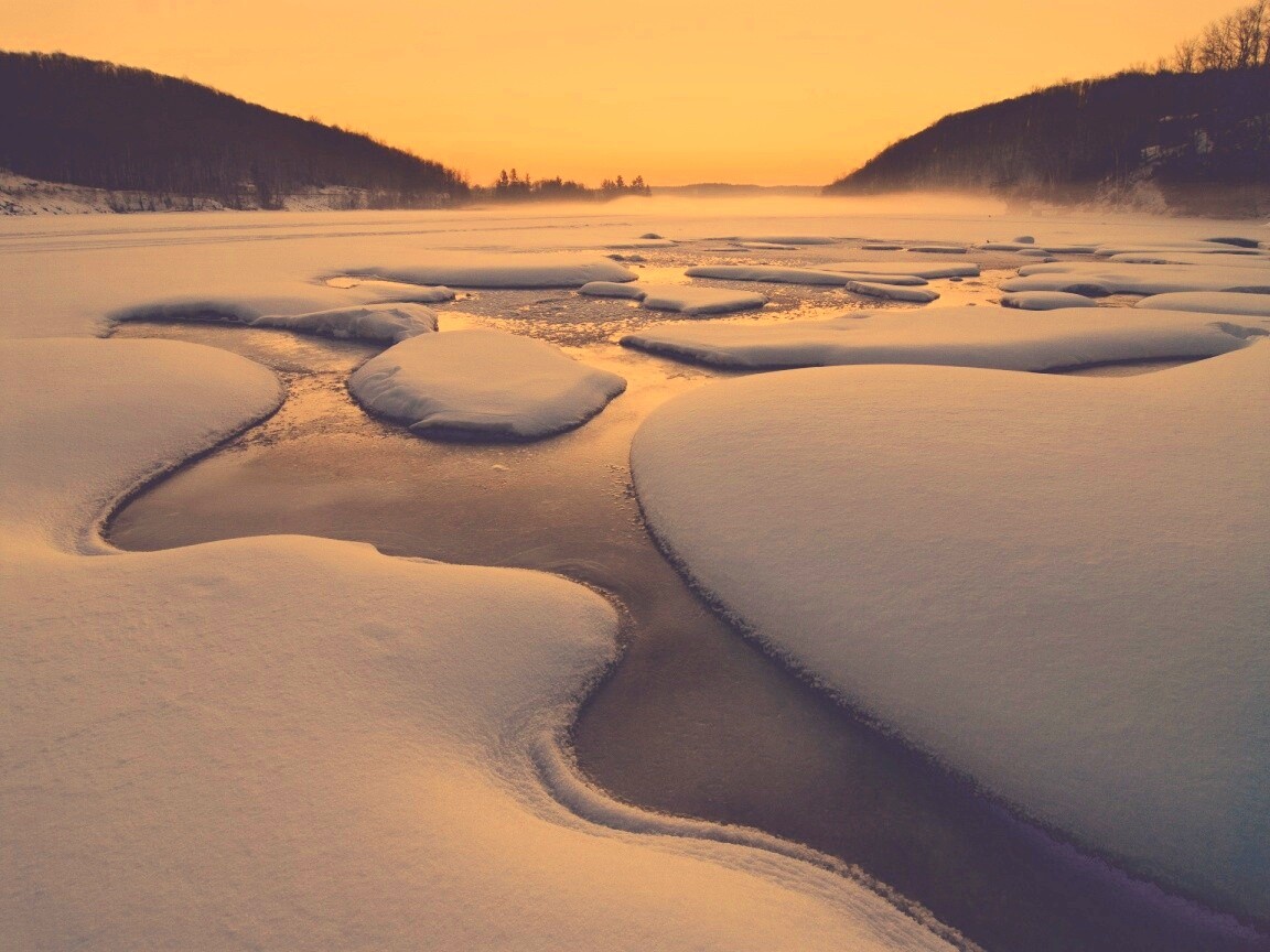 Полынья на замерзшем озере обои