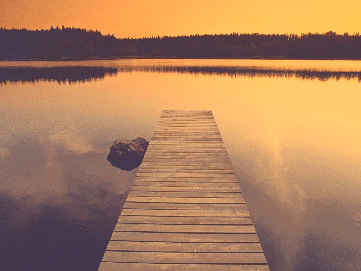 Деревянный пирс на озере обои
