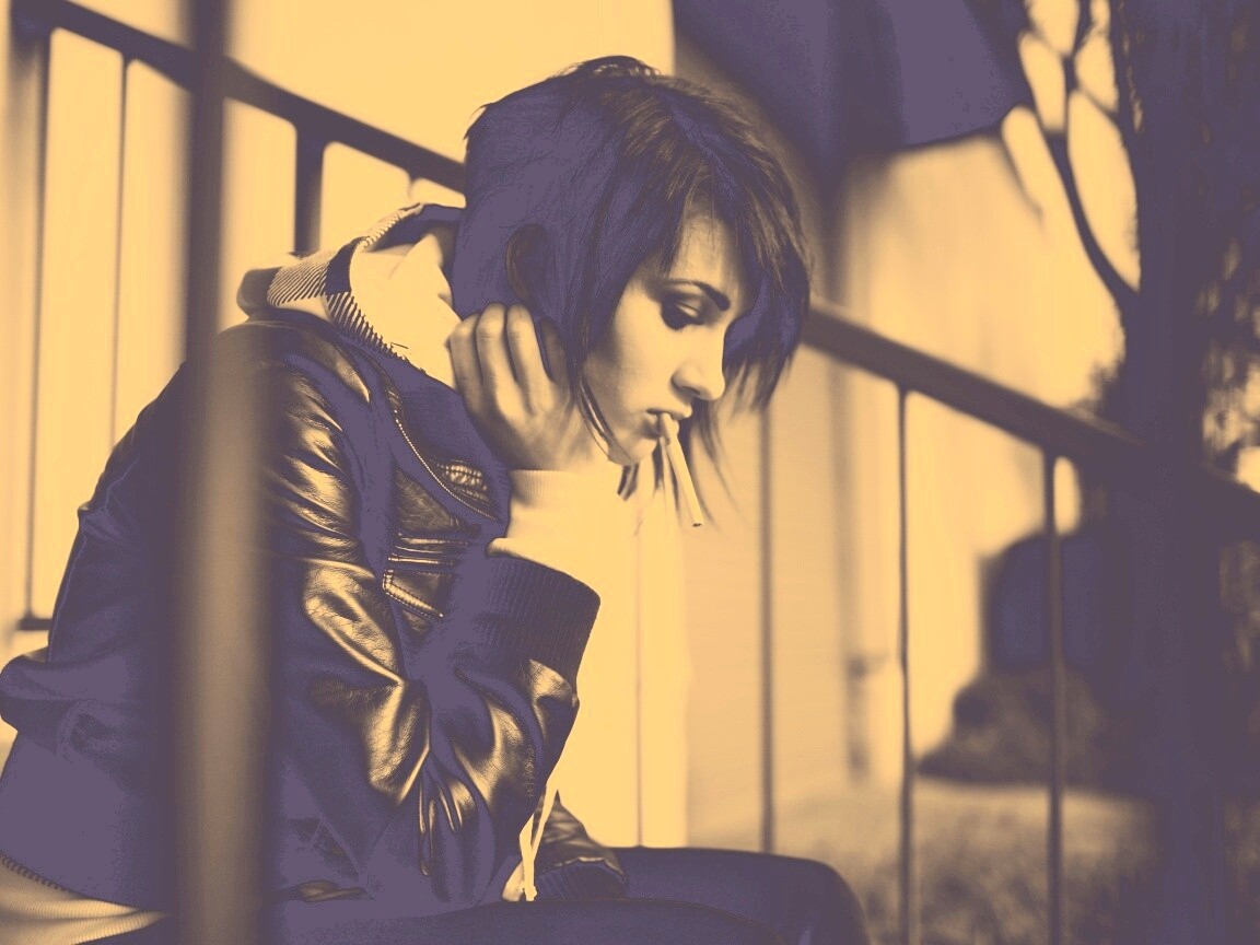 Девушка с сигаретой обои