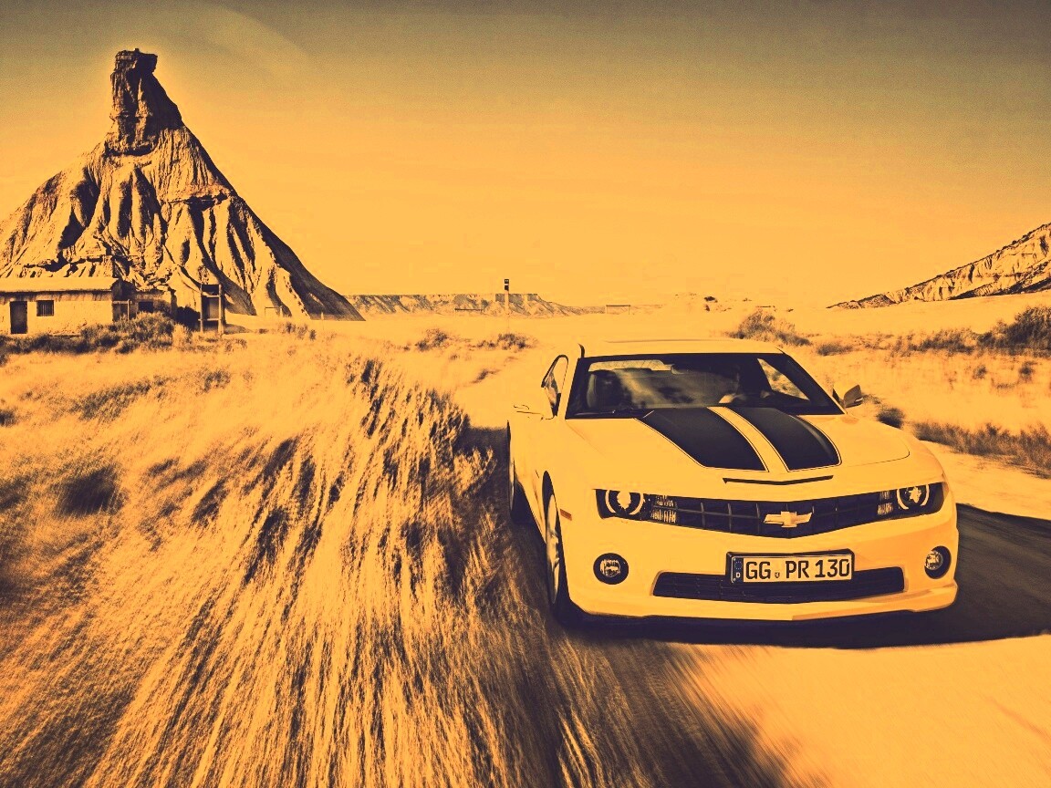 Камаро на пустынной дороге обои