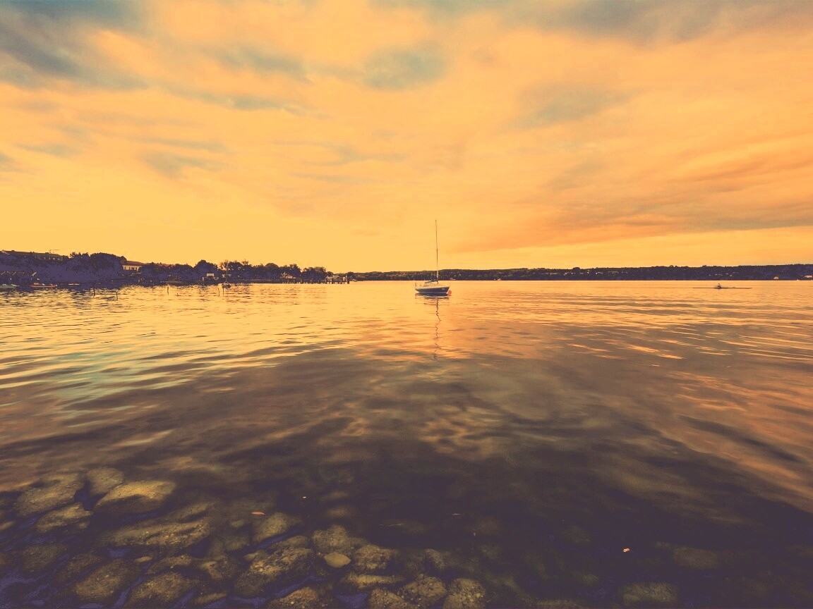 Яхта на озере обои