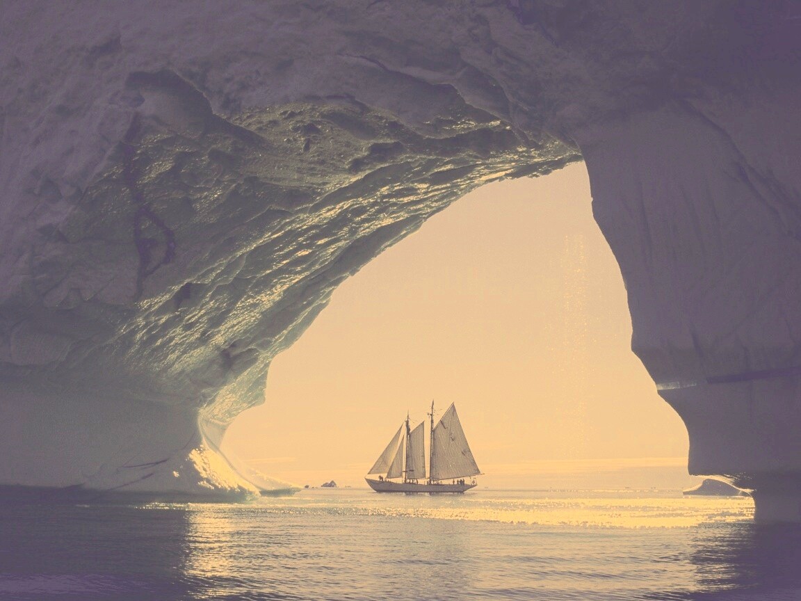 Парусник под ледяной аркой обои