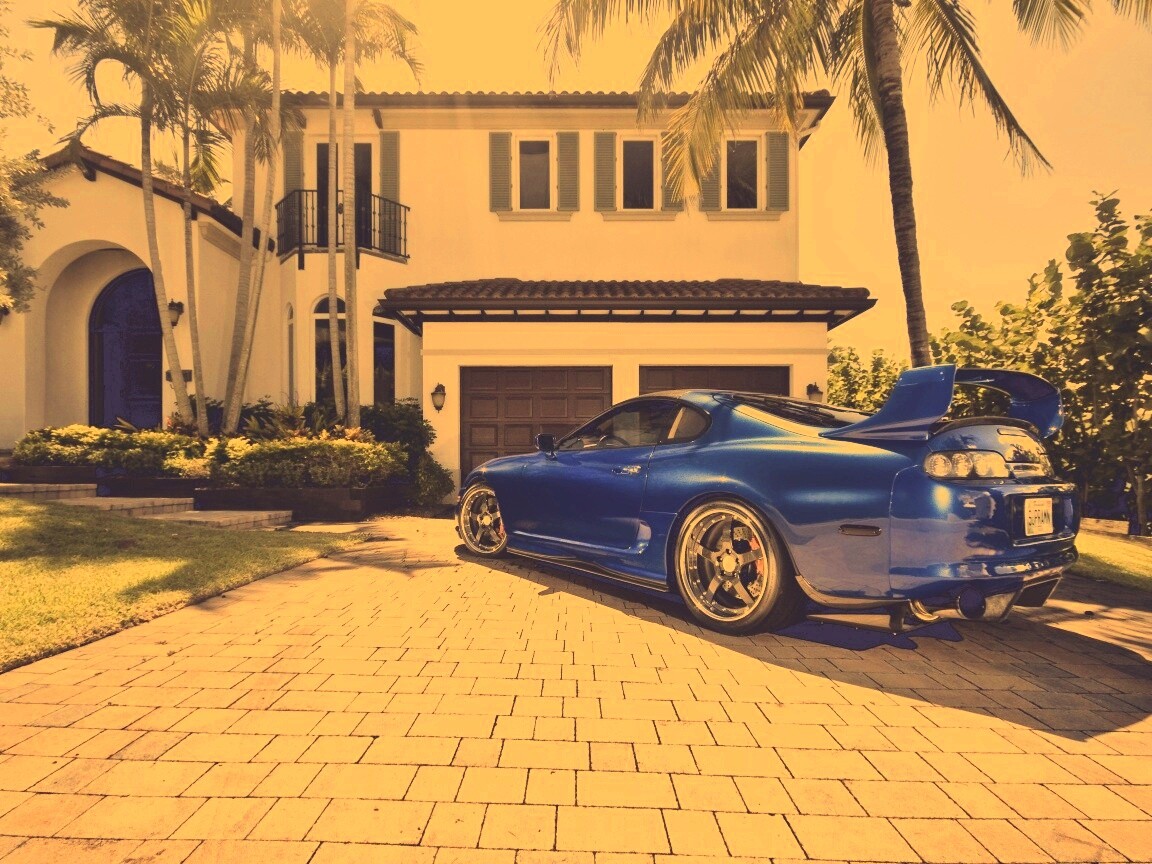 Синее авто у коттеджа обои