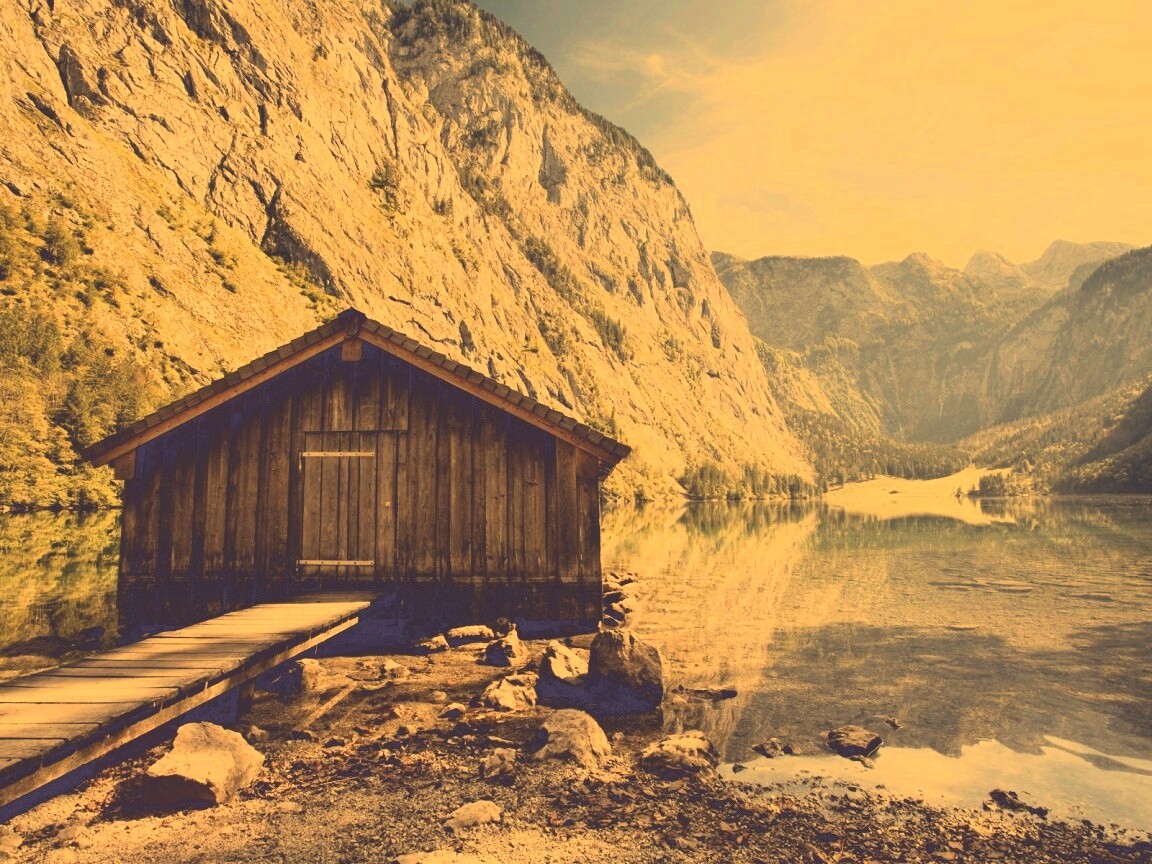 Лодный сарай на горном озере обои