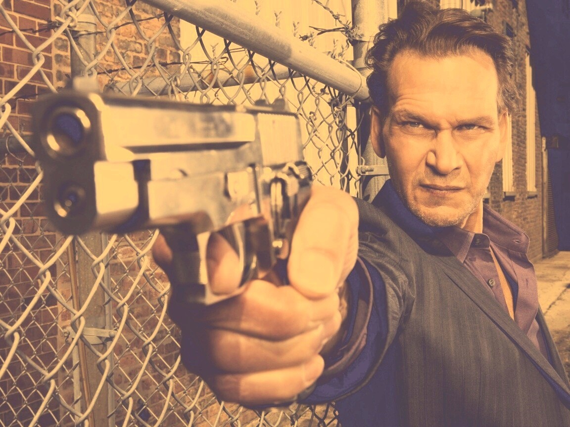 Патрик Суэйзи с пушкой обои