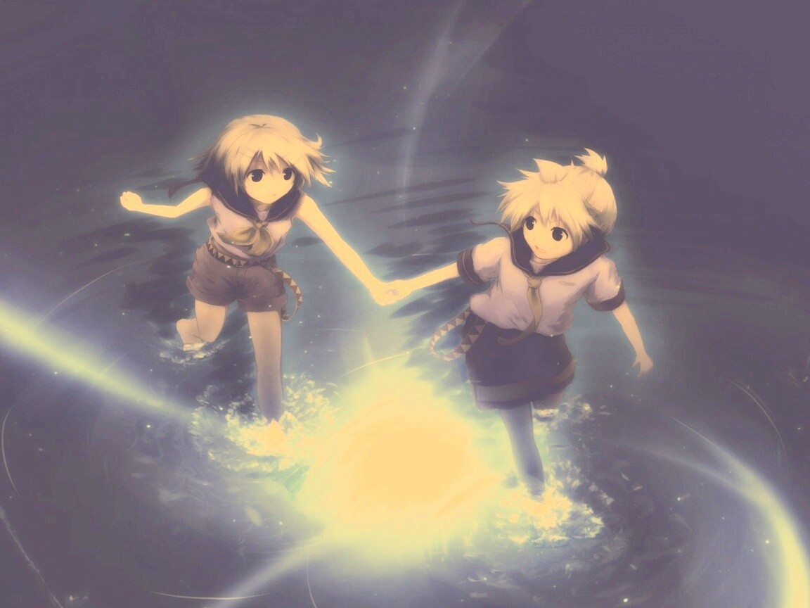 Девочки бегут по воде обои