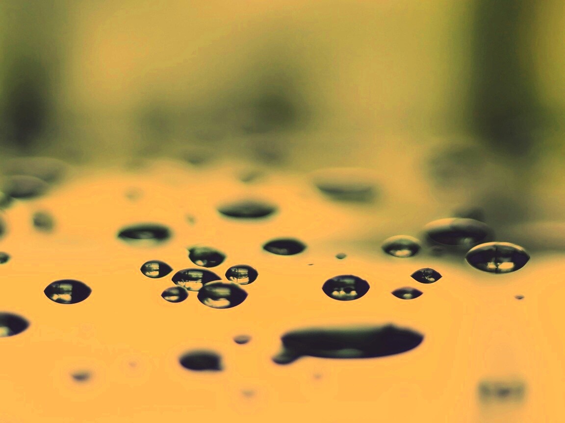 Темные капли на зеркальнйо поверхности обои