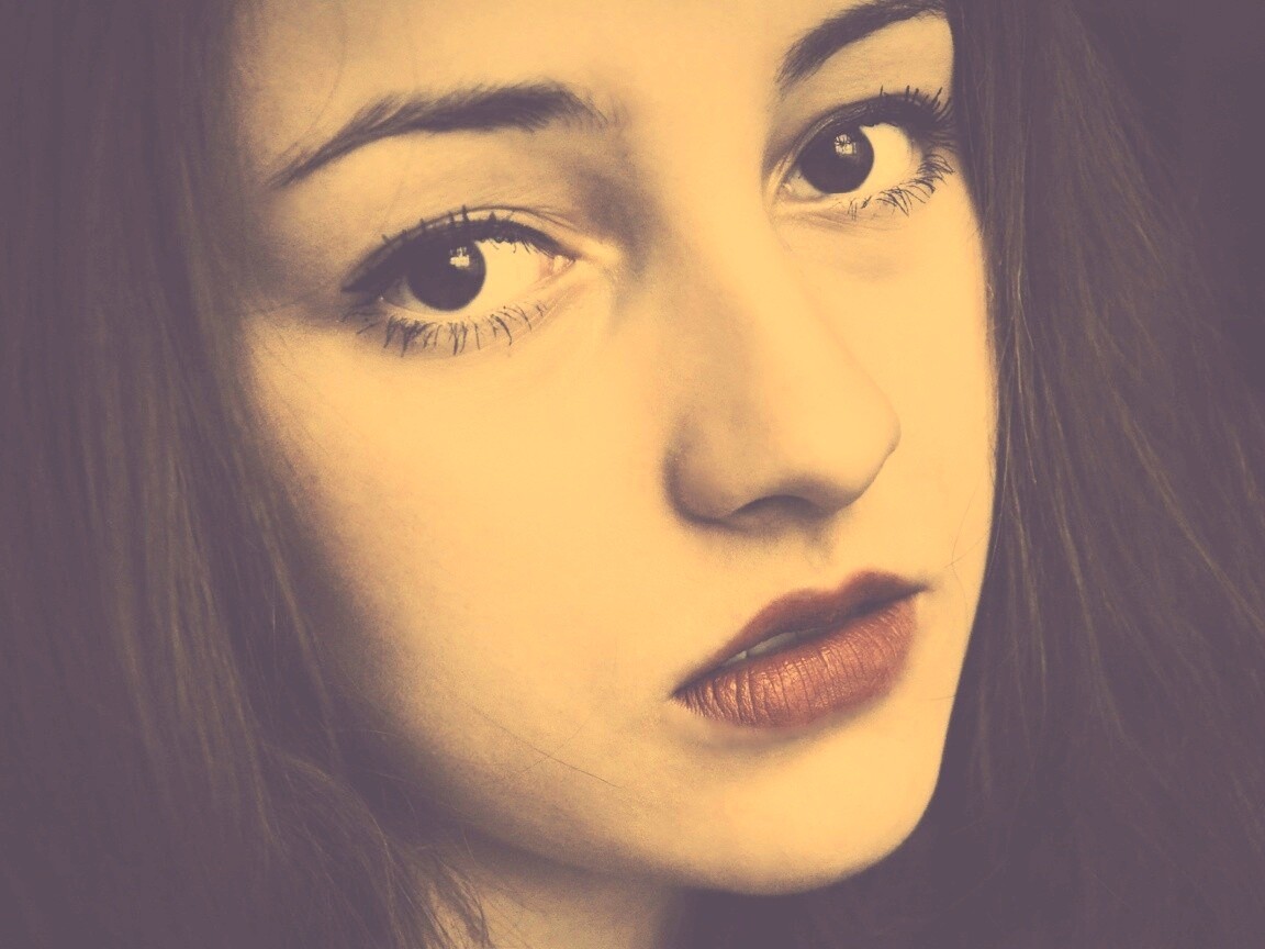 Брюнетка с ярким макияжем и печальным лицом обои