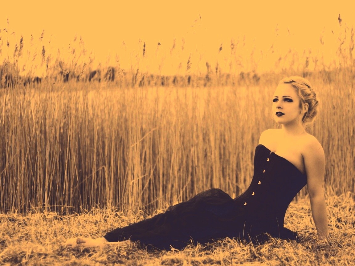 Девушка на траве в черном корсете обои