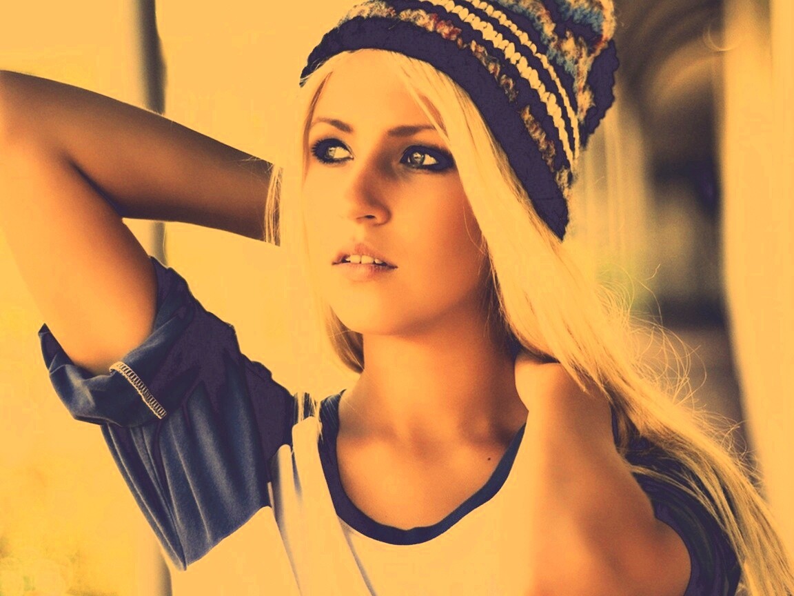 Блондинка в вязанной шапке обои