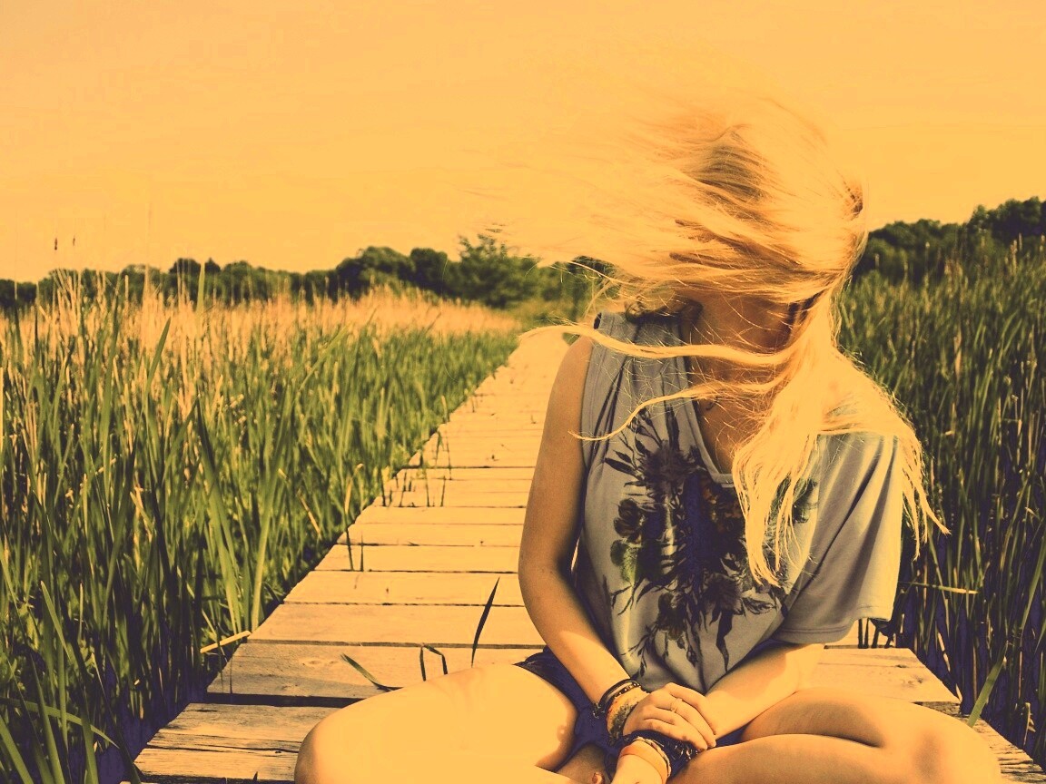 Девушка и ветер обои