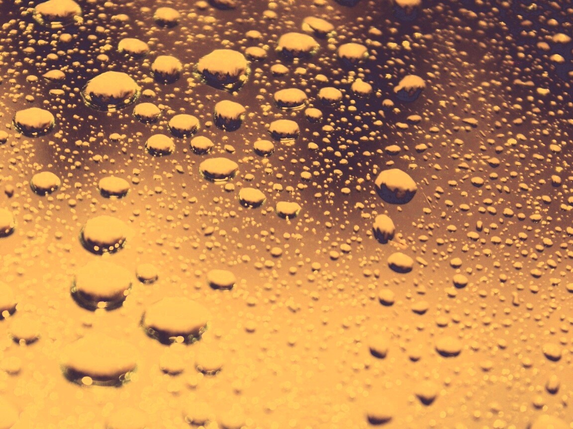 Капли воды на поверхности стекла обои