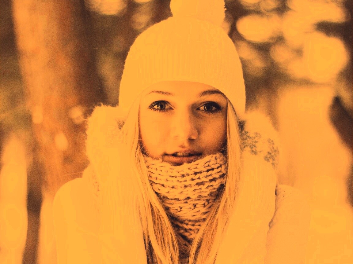 Девушка в белом в снежном лесу обои