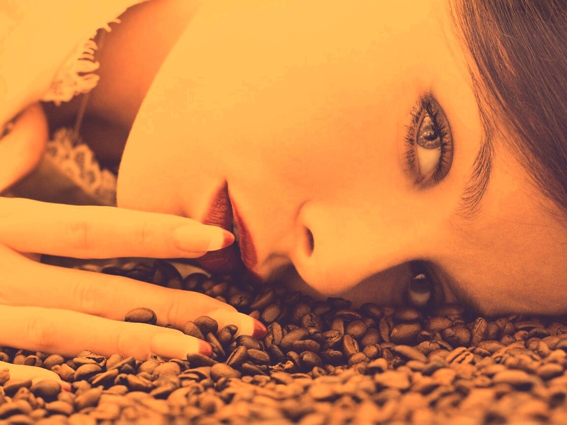 Соблазнительная девушка с кофейными зернами обои