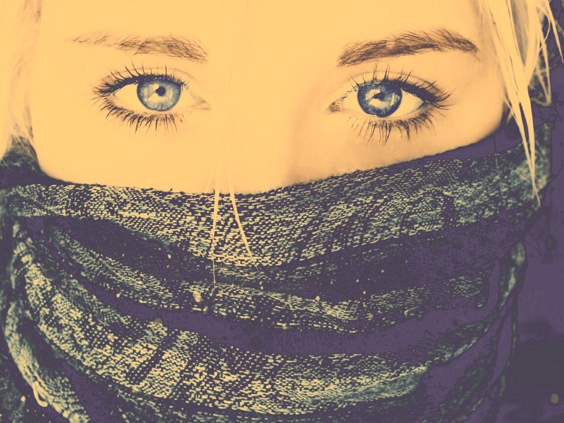 Блондинка с шарфом на лице обои