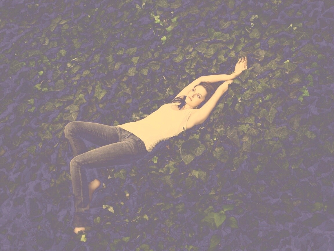 Кристен Стюарт на ковре из листьев обои