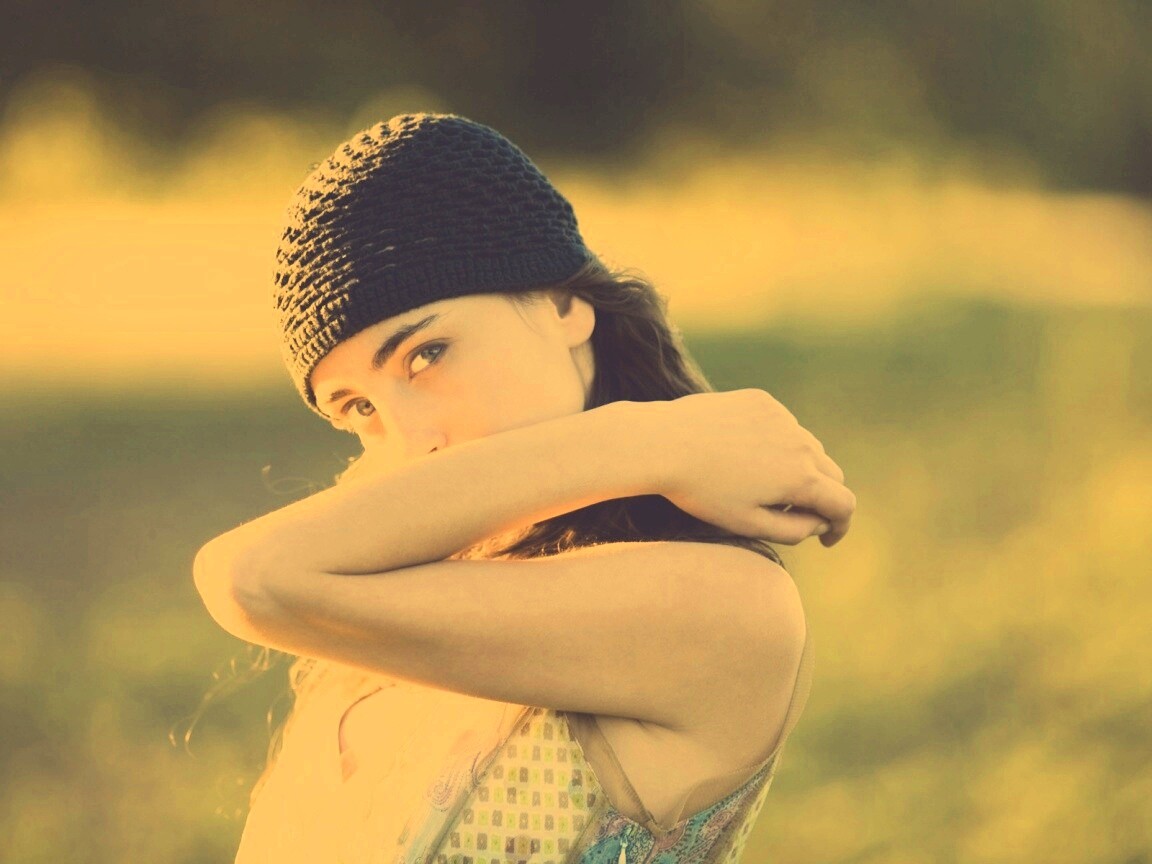 Спрятавшись за сгибом руки обои